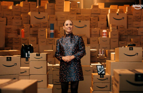 Caixas da Amazon ganham vida e disputam holofotes com Tatá Werneck