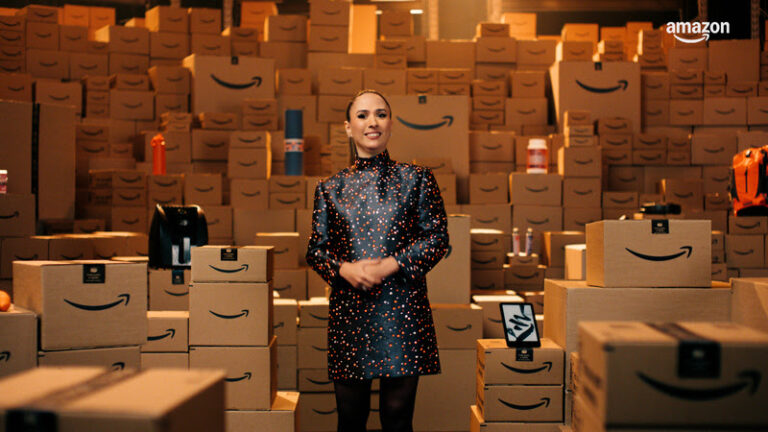 Caixas da Amazon ganham vida e disputam holofotes com Tatá Werneck