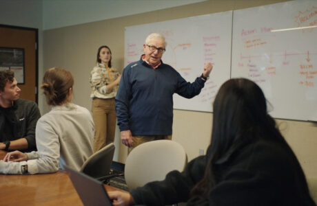 Columbia aposta no humor e desafia terraplanistas em campanha que marca nova fase da marca
