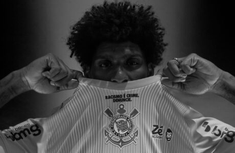 Corinthians transforma camisa em ato público contra o racismo