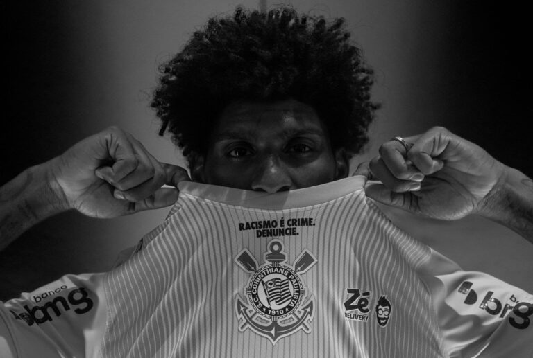 Corinthians transforma camisa em ato público contra o racismo