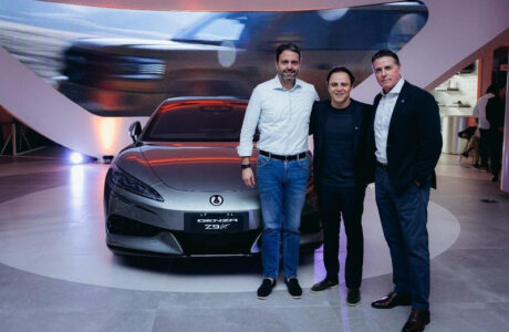 Denza entrega primeiro Z9 GT no Brasil a Felipe Massa