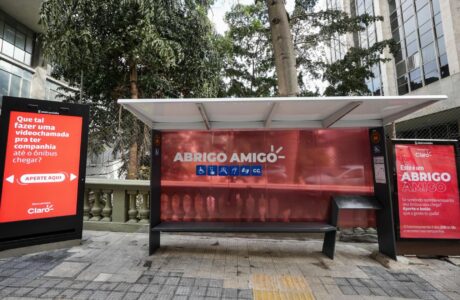 Eletromidia e Claro anunciam acordo para expansão do projeto Abrigo Amigo