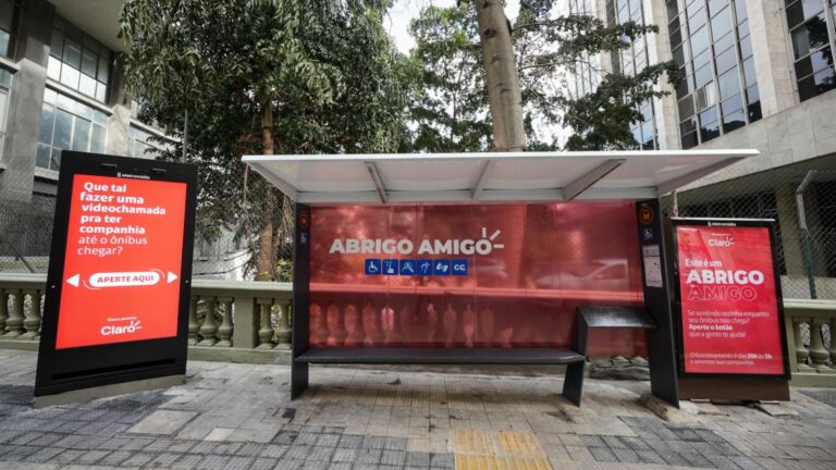 Eletromidia e Claro anunciam acordo para expansão do projeto Abrigo Amigo