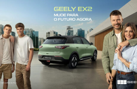 Família Hilbert estrela a campanha de lançamento do Geely EX2