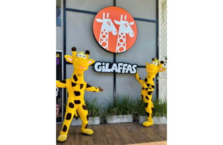 Giraffas vira Gilaffas em ação com Mônica Toy