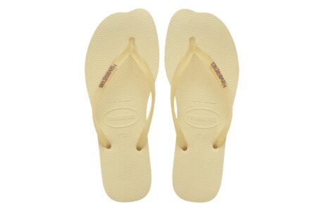 Havaianas traduz as principais tendências globais de calçados em uma nova silhueta, que combina base curva e tiras jelly