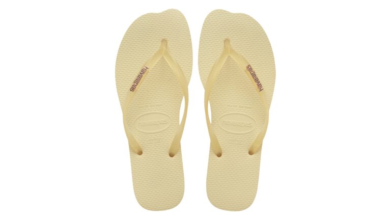 Havaianas traduz as principais tendências globais de calçados em uma nova silhueta, que combina base curva e tiras jelly
