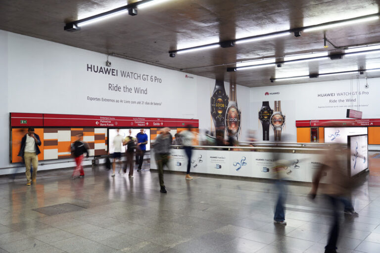 Huawei estreia em OOH no Brasil e reforça estratégia de construção de marca em 2026