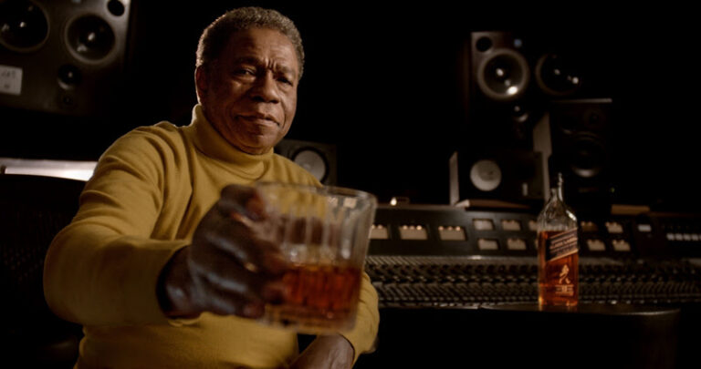 Johnnie Walker reverencia Paulinho da Costa
