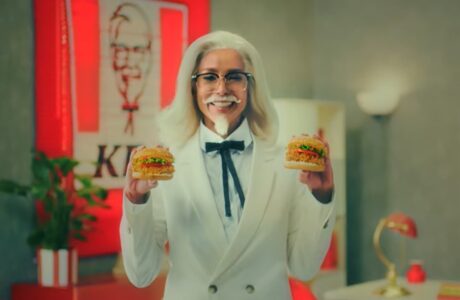 KFC inova em campanha de comunicação da marca e traz novo rosto como fundador Coronel Sanders