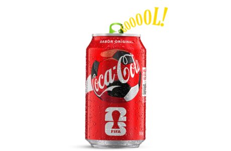 Latas que “gritam gol” da Coca-Cola chegam às gôndolas de todo o Brasil