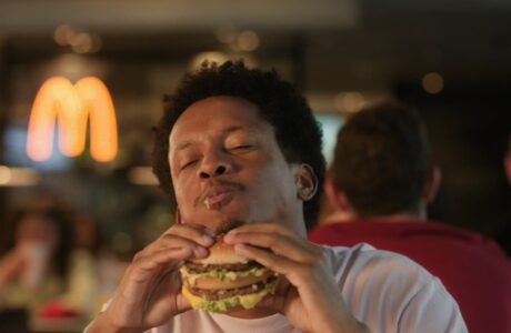 McDonald’s evolui preparo dos sanduíches e convida o consumidor a redescobrir os clássicos