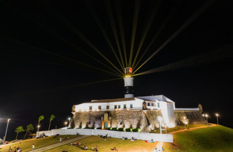 Mercado Pago faz ação inédita no Carnaval de Salvador com iluminação no Farol da Barra