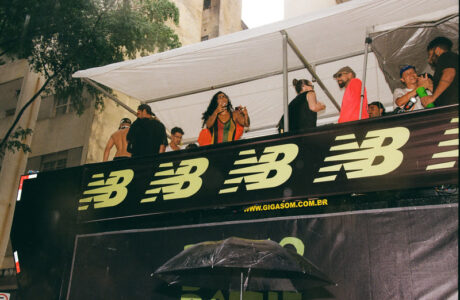 New Balance e Bloco Baile do Treze celebram a cultura urbana e o ABZORB 2000