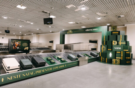O Boticário surpreende passageiros e entrega mais de seis mil presentes nas esteiras dos aeroportos do Brasil e da Colômbia em ativação de Natal
