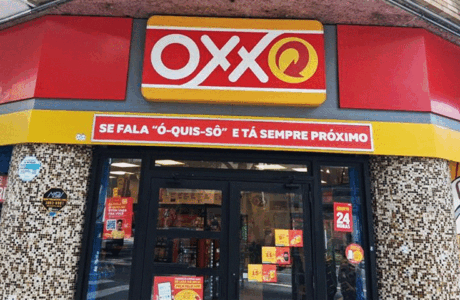 OXXO e Skol levam o tradicional desce redondo da marca para transformar as lojas em experiências no Carnaval