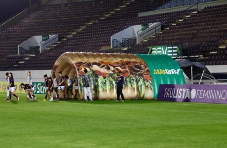 Subway transforma túnel de entrada do Paulistão Feminino em sanduíche gigante (1)
