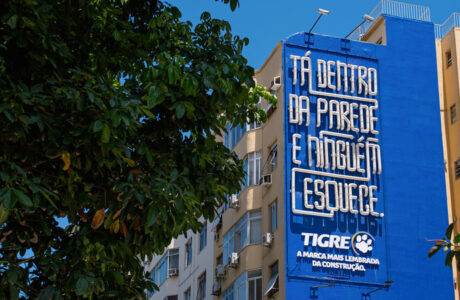Tigre transforma liderança em experiência urbana no Rio de Janeiro com instalação feita de tubos e conexões reais