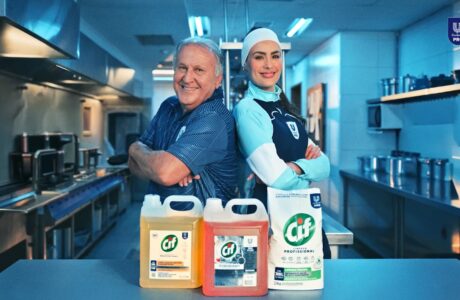Unilever Pro escala Zico para a comissão técnica de alta performance em nova campanha de portfólio de limpeza profissional da Unilever
