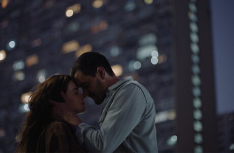 Vivo diz para casais viverem mais o tempo presente, deixando de lado o celular