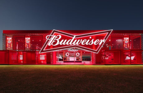 Budweiser transforma nostalgia em experiência no Lollapalooza Brasil 2026
