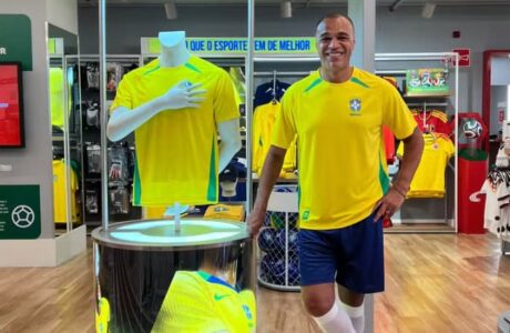 Centauro anuncia Denilson como novo embaixador e reforça protagonismo no futebol em ano de Copa