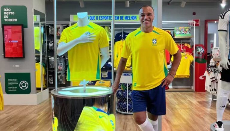 Centauro anuncia Denilson como novo embaixador e reforça protagonismo no futebol em ano de Copa