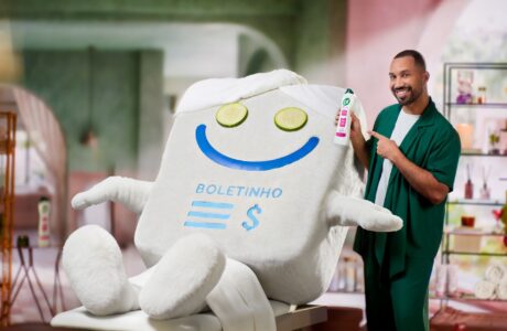 Gil do Vigor dá banho premium com Cif no Boletinho da Serasa para destacar ação que promete “limpar nomes”