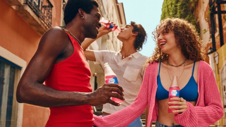 Guaraná Jesus completa 99 anos com campanha “Nosso rosa tem história, sabor e tradição”
