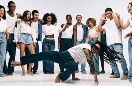 Hering lança campanha Jeans é na Hering com videoclipe ao som de Claudinho & Buchecha