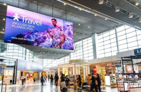 JCDecaux lança nova geração de telas digitais icônicas no aeroporto de Guarulhos e metrô de São Paulo