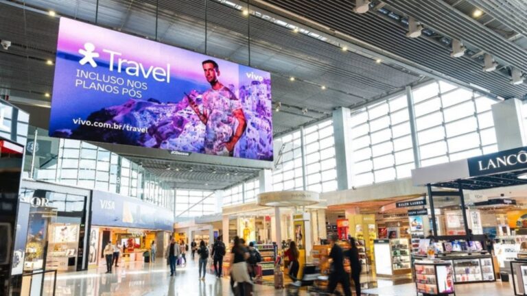 JCDecaux lança nova geração de telas digitais icônicas no aeroporto de Guarulhos e metrô de São Paulo