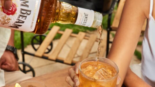 Jim Beam reforça sua conexão histórica com o automobilismo