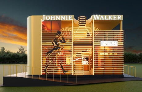 Johnnie Walker celebra música e cultura pop no Lolla com Sabrina Carpenter, embaixadora global da marca e headliner do festival