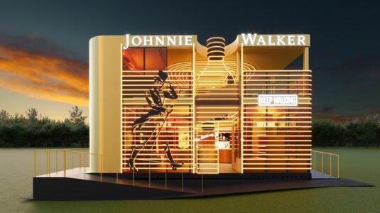 Johnnie Walker celebra música e cultura pop no Lolla com Sabrina Carpenter, embaixadora global da marca e headliner do festival
