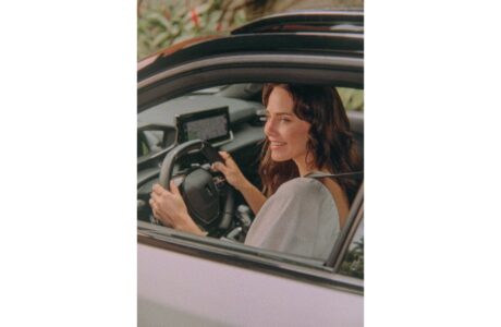 Leticia Colin estreia campanha publicitária Peugeot Play para as plataformas digitais da marca