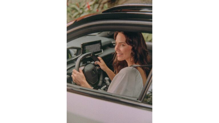 Leticia Colin estreia campanha publicitária Peugeot Play para as plataformas digitais da marca