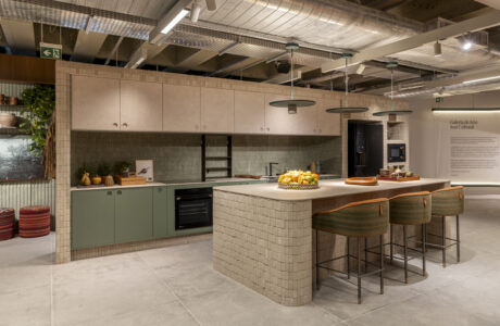 Marina Linhares cria espaço-manifesto sobre o tempo a convite da Casa Dexco