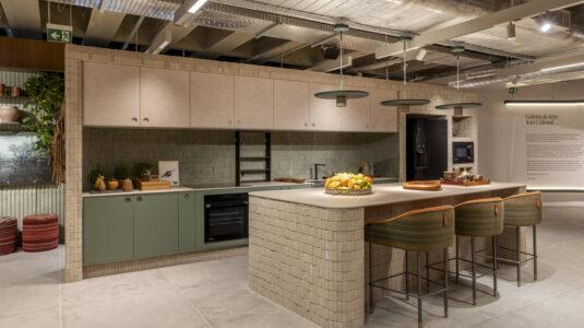 Marina Linhares cria espaço-manifesto sobre o tempo a convite da Casa Dexco