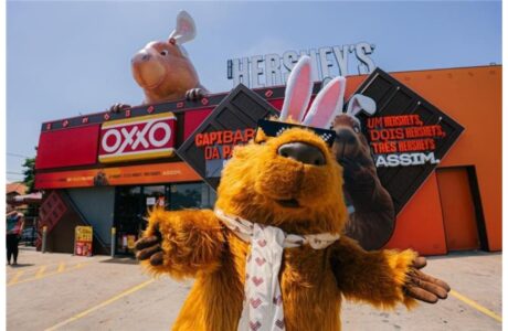 OXXO aposta em lojas emblemáticas e parcerias com grandes marcas para impulsionar a Páscoa 2026