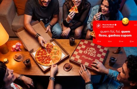 Pizza Hut aposta no JOMO e transforma o sofá em “front row” de festival