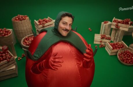 Pomarola e Chay Suede retornam com a segunda fase da campanha “Só quem tem Pomarola tem o molho”