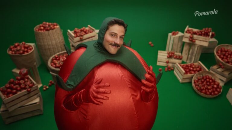 Pomarola e Chay Suede retornam com a segunda fase da campanha “Só quem tem Pomarola tem o molho”