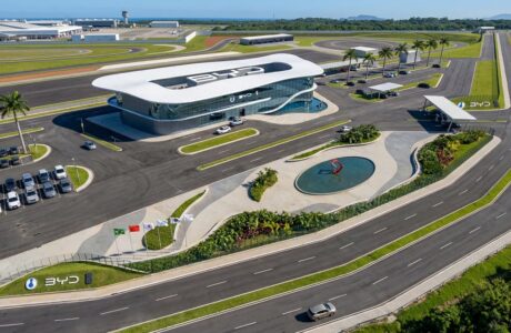 Protótipo do centro de pesquisas e pista de experiências da BYD no Rio de Janeiro, previsto para 2028