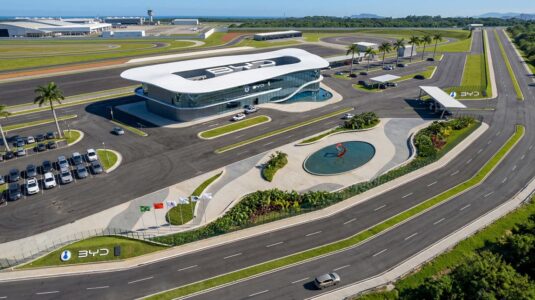 Protótipo do centro de pesquisas e pista de experiências da BYD no Rio de Janeiro, previsto para 2028