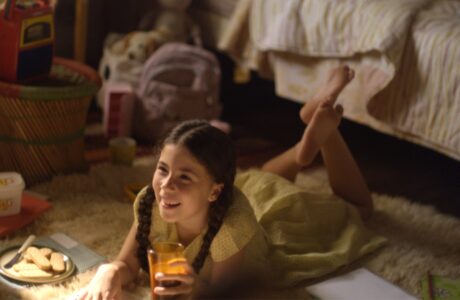 Qualy convida brasileiros a reviverem memórias afetivas dos anos 90 em campanha de aniversário de 35 anos da marca