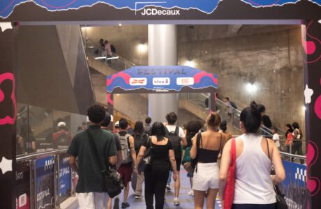 Trajeto ao Autódromo de Interlagos vira experiência imersiva para público de festival com a JCDecaux