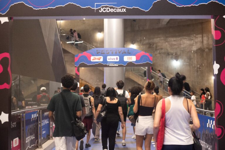 Trajeto ao Autódromo de Interlagos vira experiência imersiva para público de festival com a JCDecaux