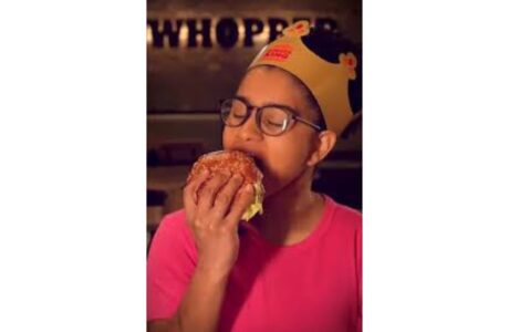 irmã gemea de Tia Milena comercial do BK